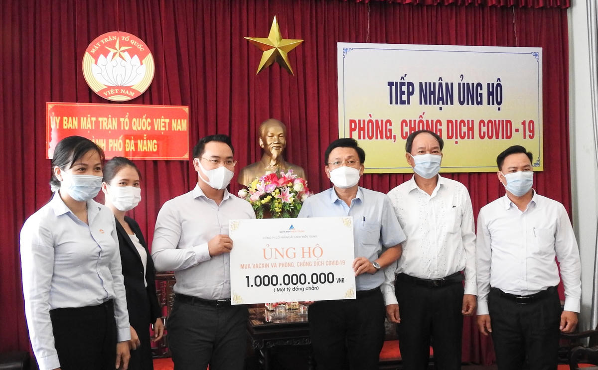 Từ ngày 5 đến ngày 11/5, Ủy ban MTTQ Việt Nam TP Đà Nẵng đã tiếp nhận trên 13 tỷ đồng ủng hộ phòng, chống dịch Covid-19 của 57 doanh nghiệp, tổ chức, cá nhân. Ảnh: Thanh Tùng.