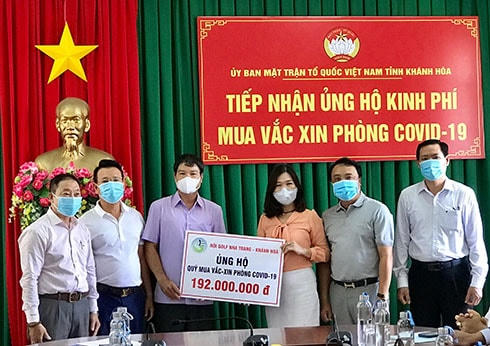 Hội GOLF Nha Trang – Khánh Hòa troa tượng trưng kinh phí hộ trợ mua vắc xin cho Uỷ ban MTTQVN tỉnh Khánh Hòa.
