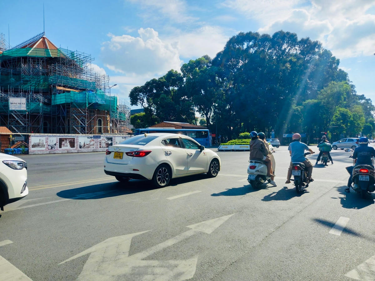 Các tuyến đường ở khu xóm đạo quận Tân Phú hay trên tuyến đường Lê Duẩn, Phạm Ngọc Thạch (Quận 1) không còn giăng đèn màu, không khí trầm lắng hơn. Thay vào đó, người dân tự trang trí hang đá, cây thông Noel trước nhà để đón Giáng sinh.