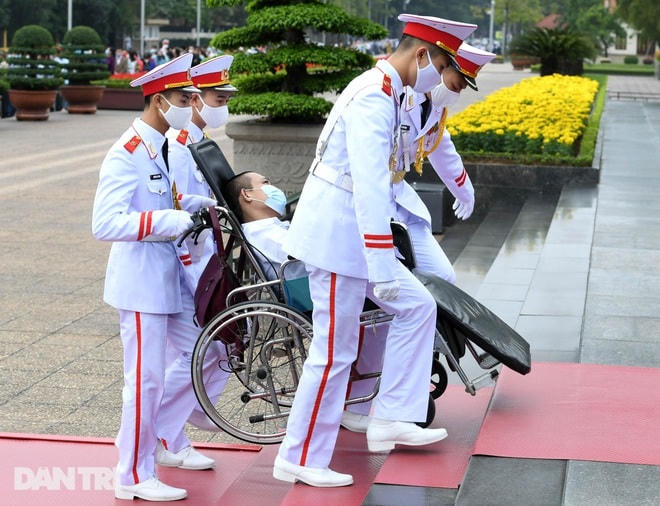 [ẢNH] Đoàn 400 tấm gương sáng thầm lặng vì cộng đồng vào Lăng viếng Bác