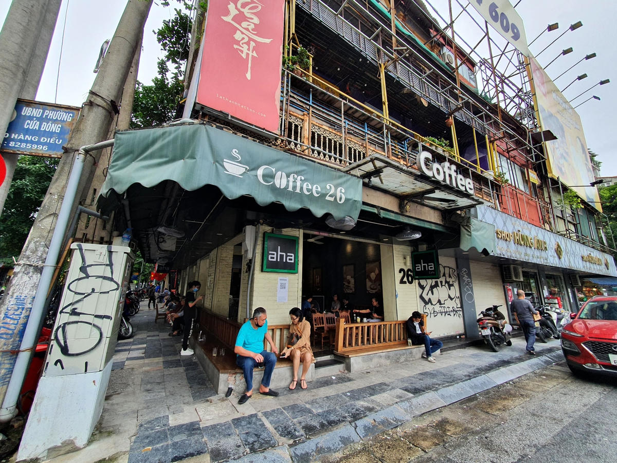 Bắt đầu từ 6h sáng nay, 14/10, TP Hà Nội cho phép nhà hàng, cơ sở kinh doanh dịch vụ ăn, uống (trừ các cơ sở kinh doanh rượu, bia, bia hơi) được phép kinh doanh, phục vụ tại chỗ, không quá 50% chỗ ngồi.