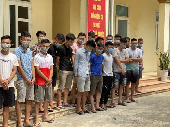 Nhóm nam thanh niên tham gia bay lắc tại quán karaoke.