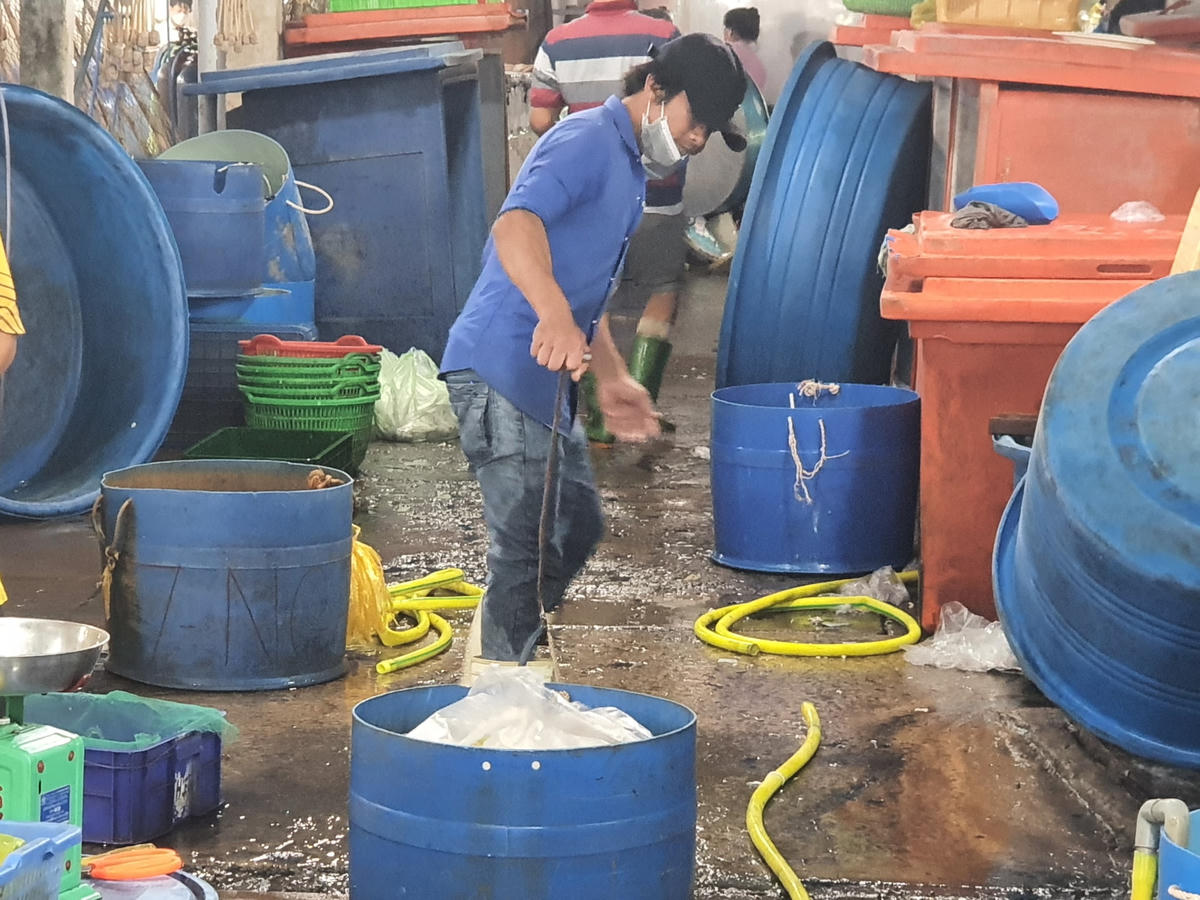 Vất vả lao động những ngày cận Tết.