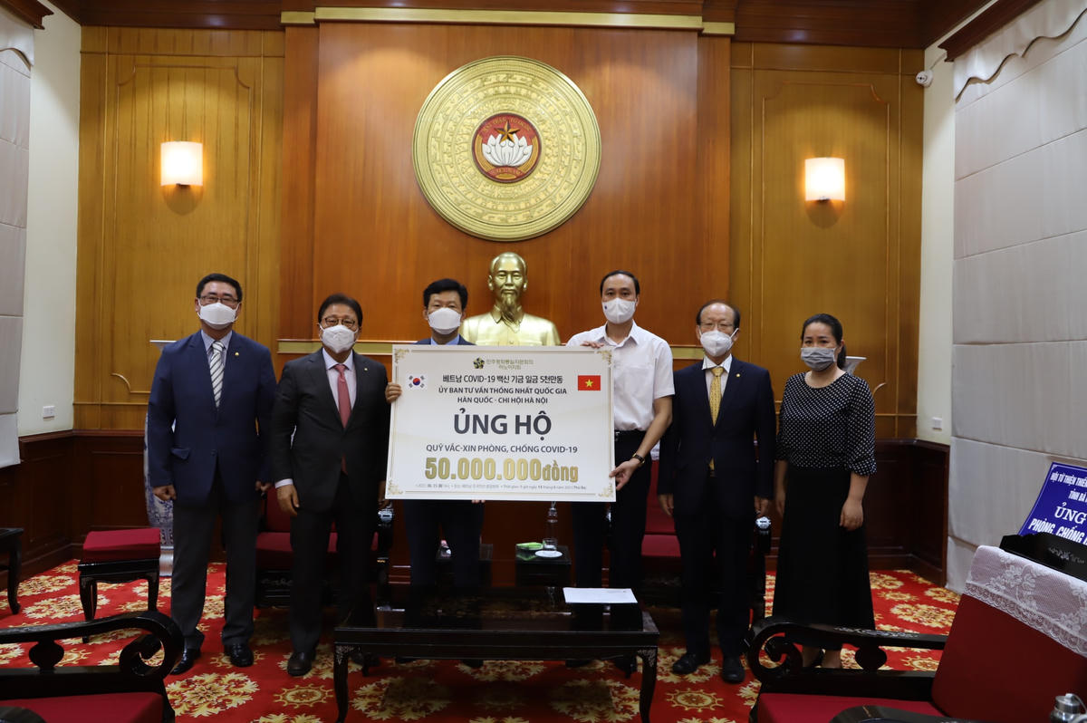 Phó Chủ tịch Phùng Khánh Tài tiếp nhận ủng hộ từ Ủy ban tư vấn thống nhất quốc gia Hàn Quốc - chi hội Hà Nội.