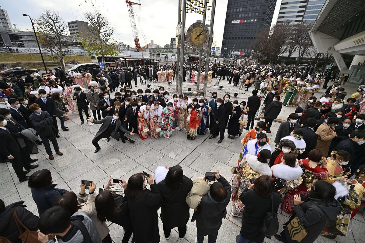 Giới trẻ đeo khẩu trang khi tham dự lễ thành nhân ở Tokyo, Nhật Bản. Ảnh: Anadolu Agency.