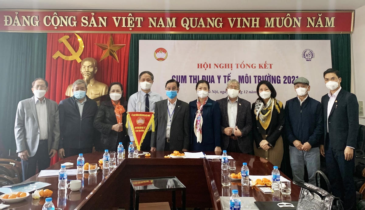 Phó Chủ tịch Trương Thị Ngọc Ánh chụp ảnh lưu niệm cùng các đại biểu tham dự Hội nghị.
