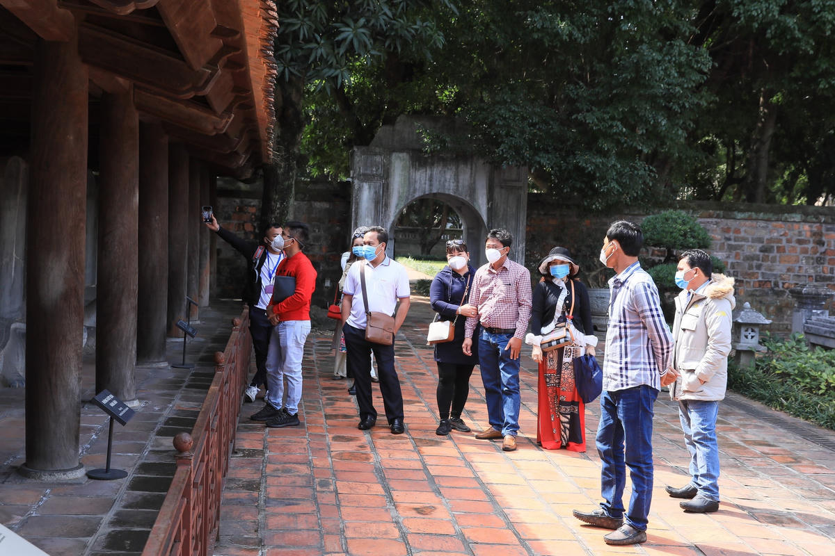 Du khách tham quan Văn Miếu - Quốc Tử Giám, Hà Nội. Ảnh: Quang Vinh.  