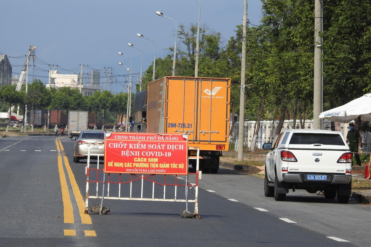 Chốt kiểm soát phòng, chống dịch Covid-19 được tái lập vào sáng 28/5 trên tuyến đường Tạ Quang Bửu, nối đường tránh phía Nam hầm đường bộ Hải Vân với trung tâm TP Đà Nẵng. Ảnh B.Nguyên.