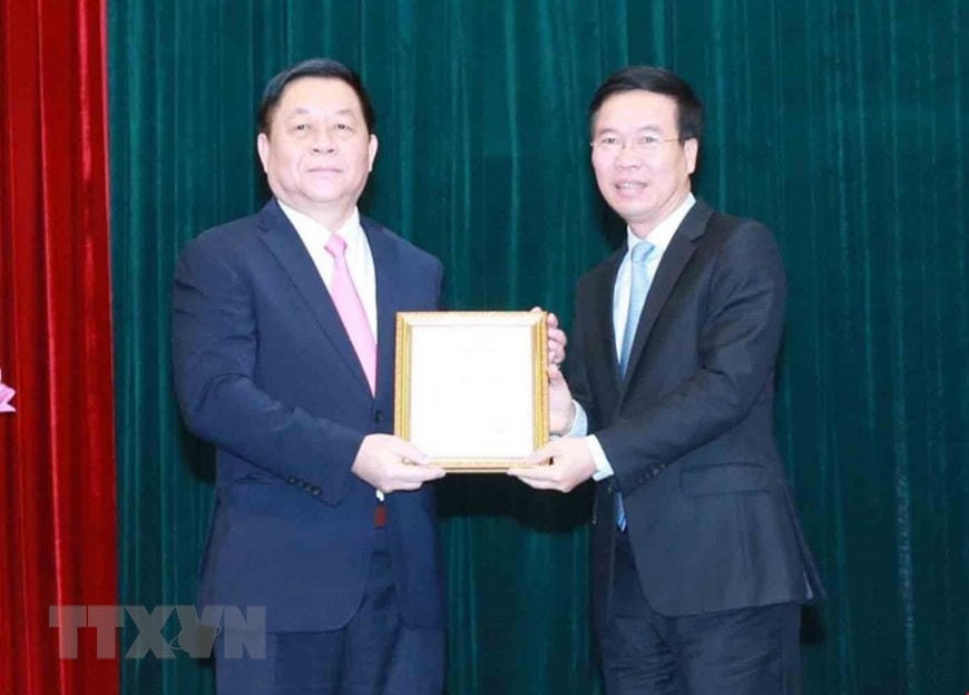 Ủy viên Bộ Chính trị, Thường trực Ban Bí thư Võ Văn Thưởng trao Quyết định số 06-QĐNS/TƯ ngày 18/2/2021 của Bộ Chính trị cho ông Nguyễn Trọng Nghĩa. (Ảnh: Phương Hoa/TTXVN).