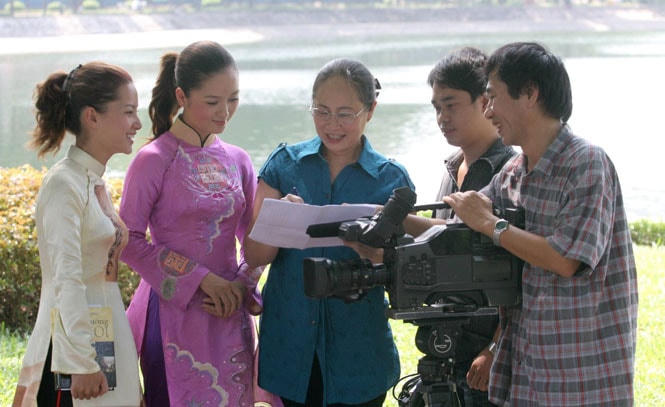 Nhà báo Vũ Thị Tuyết Nhung hướng dẫn ê kíp sản xuất chương trình "Hà Nội của chúng ta".  