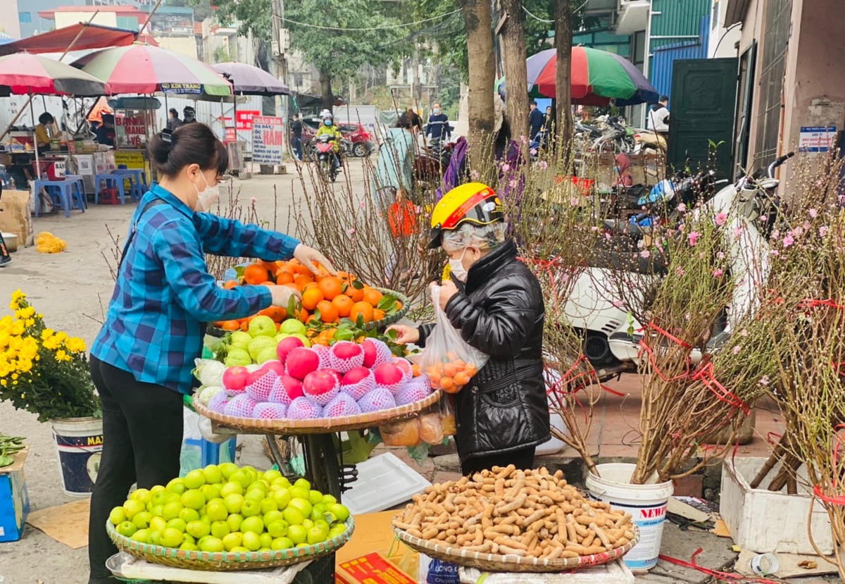 Người dân Quảng Ninh đổ đi sắm Tết