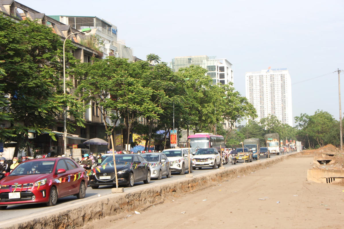 Nguyên nhân tắc đường triền miên, được cho là do đơn vị thi công dự án mở rộng đường gom Đại lộ Thăng Long thi công tại các nút thắt.