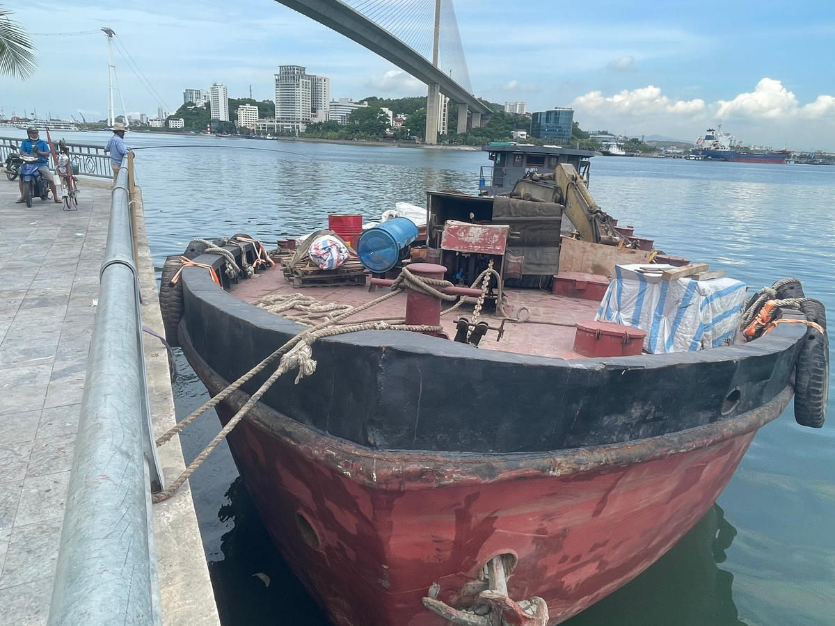 Tàu tải trọng lớn thường xuyên cập trái phép tại khu vực gầm cầu Bãi Cháy để bốc xếp hàng hóa nhưng không có lực lượng chức năng nào nhắc nhở, xử lý.