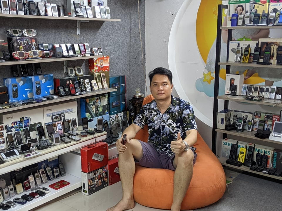 Anh Khanh sở hữu bộ sưu tập gồm 300 chiếc điện thoại cổ. Ảnh: NVCC. 