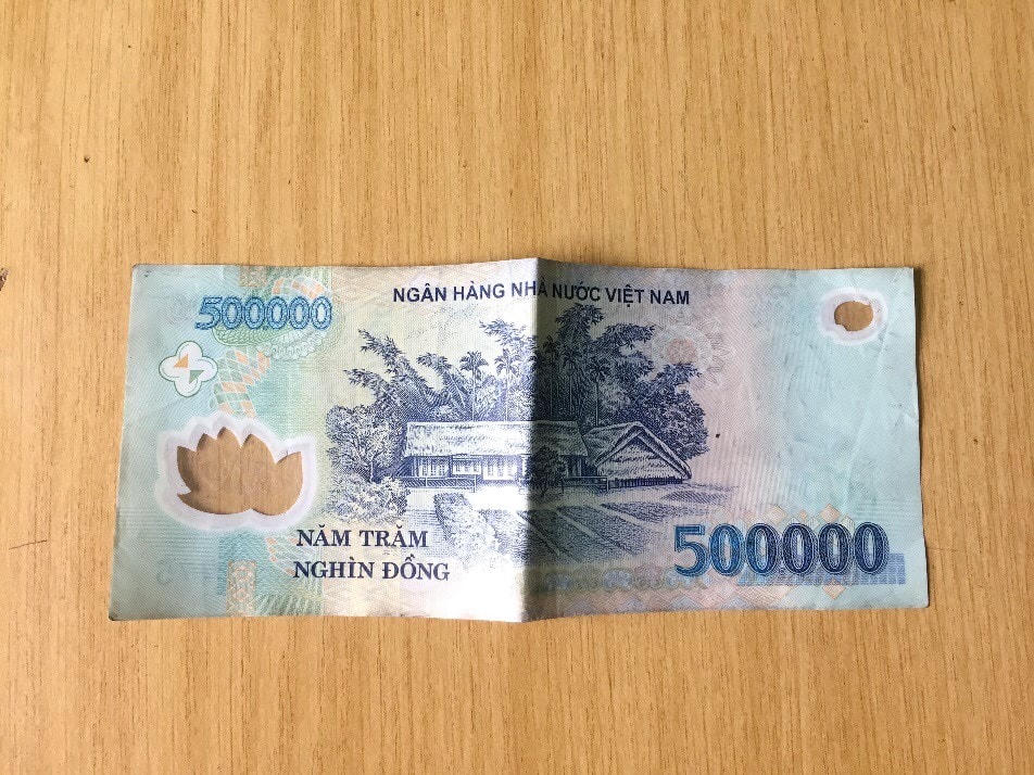 Tờ tiền giả mệnh giá 500.000 đồng là vật chứng trong vụ án. (Ảnh CA cung cấp)