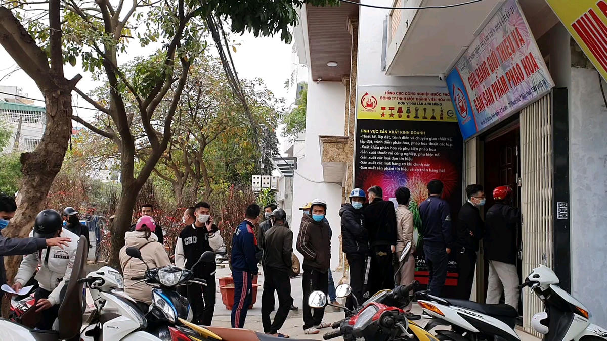 Tại cửa hàng số 29 đường Dương Đình Nghệ (phường Tân Sơn, TP Thanh Hóa), ngay từ khi sáng sớm đã có rất đông người xếp hàng để chờ mua. Nhiều người dân chia sẻ, năm nay dịch bệnh Covid-19 phức tạp nên không khí Tết khá ảm đạm, vì vậy phải đầu tư 1 bộ pháo chơi Tết để thêm rộn ràng.