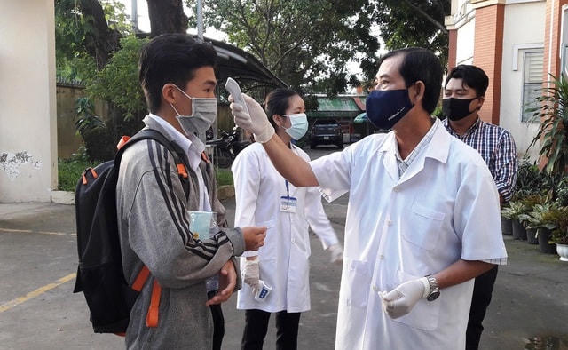 Cần Thơ: Một thí sinh bị gãy tay được bố trí người viết bài hộ