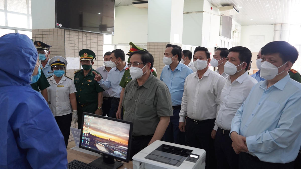 Thủ tướng Phạm Minh Chính thăm hỏi, động viên các đơn vị làm nhiệm vụ tại Trạm liên hợp cửa khẩu quốc tế Mộc Bài.