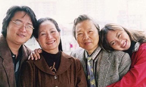 Cố nhạc sĩ Ngọc Châu cùng cha mẹ và em gái Khánh Linh.
