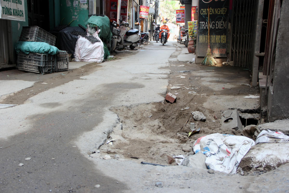  Đất đá nhếch nhác, bừa bộn.