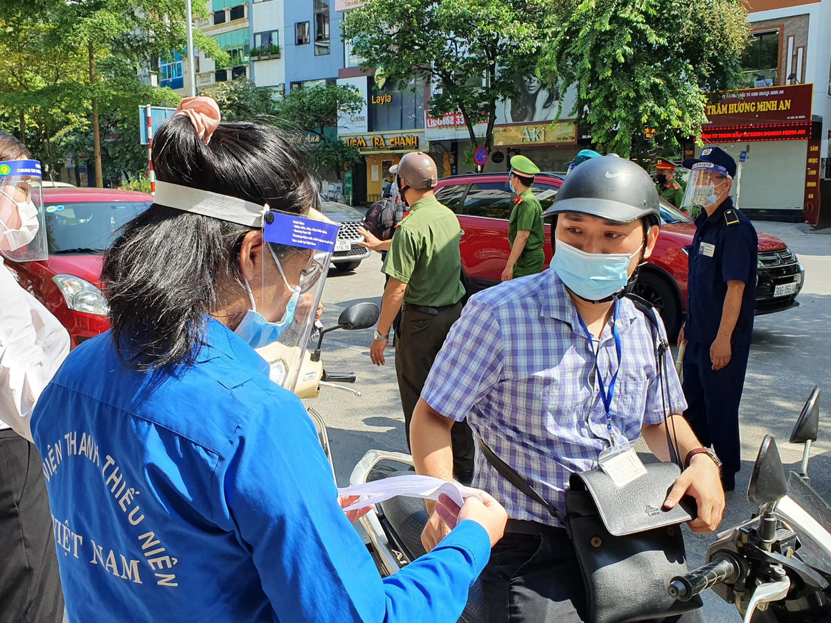 Ngoài lực lượng chức năng, đội ngũ thanh niên tình nguyện cũng tham gia hỗ trợ kiểm tra giấy tờ.