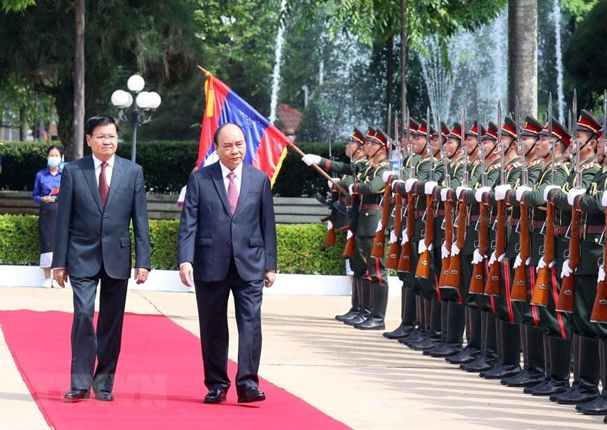 Tổng Bí thư, Chủ tịch nước Lào Thongloun Sisoulith và Chủ tịch nước Nguyễn Xuân Phúc duyệt đội danh dự. (Ảnh: Thống Nhất/TTXVN).