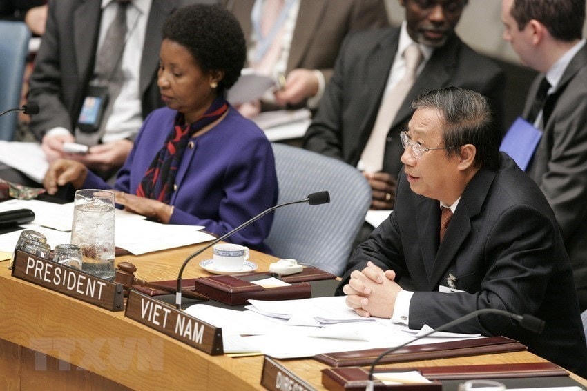 Ngày 5/10/2009, tại trụ sở Liên hợp quốc ở New York (Mỹ), Phó Thủ tướng, Bộ trưởng Ngoại giao Phạm Gia Khiêm chủ trì phiên họp của Hội đồng Bảo an Liên hợp quốc trong tháng Việt Nam làm Chủ tịch Hội đồng, với chủ đề do Việt Nam đề xuất 'Đáp ứng nhu cầu của phụ nữ và trẻ em gái thời kỳ hậu xung đột và thúc đẩy sự tham gia của phụ nữ vào các tiến trình hòa bình-an ninh' dưới đề mục 'Phụ nữ, hòa bình và an ninh.' Ảnh: TTXVN.