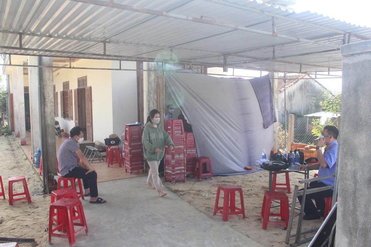 Bà con hàng xóm đang lo hậu sự cho cháu bé.