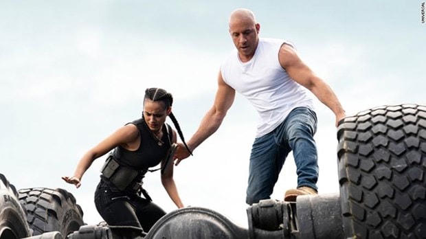 Phần mới nhất của 'Fast and Furious' cho các đối thủ 'hít khói'