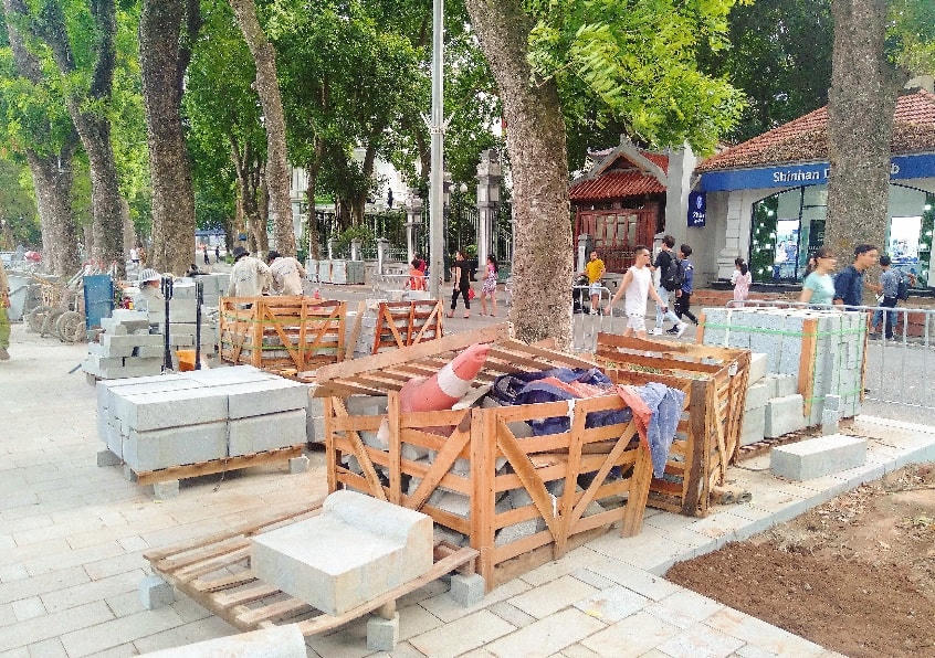 Theo đơn vị thi công, loại đá hoa cương Bình Định đã được Bộ Xây dựng phê duyệt, bề mặt sần, không gây trơn trượt. Mỗi viên đá dày 10 cm và có trọng lượng gần 3 kg, khối đá to dùng để ốp viền có trọng lượng lên đến 100 kg.