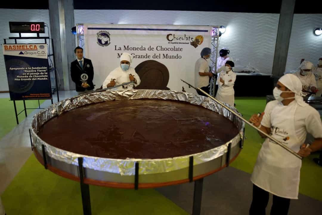 Hơn 80 người đã làm việc để tạo ra đồng xu sô cô la lớn nhất ở Caracas, sử dụng 100% cacao của Venezuela, được cho là nặng 1.000 kg.  