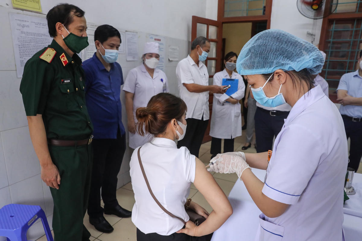 Buổi tiêm thử nghiệm vaccine Nanocovax giai đoạn 3 thực hiện tại Trung tâm Y tế huyện Văn Lâm (Hưng Yên) sáng 4/7. Ảnh: Quang Vinh.