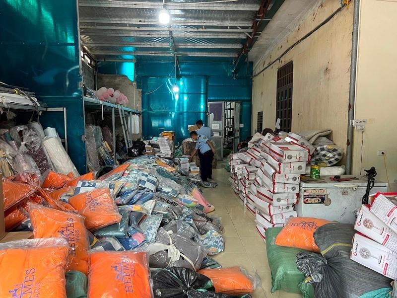 12.000 sản phẩm giả được phù phép thành đồ mang thương hiệu Channel, Gucci, Louis Vuitton.