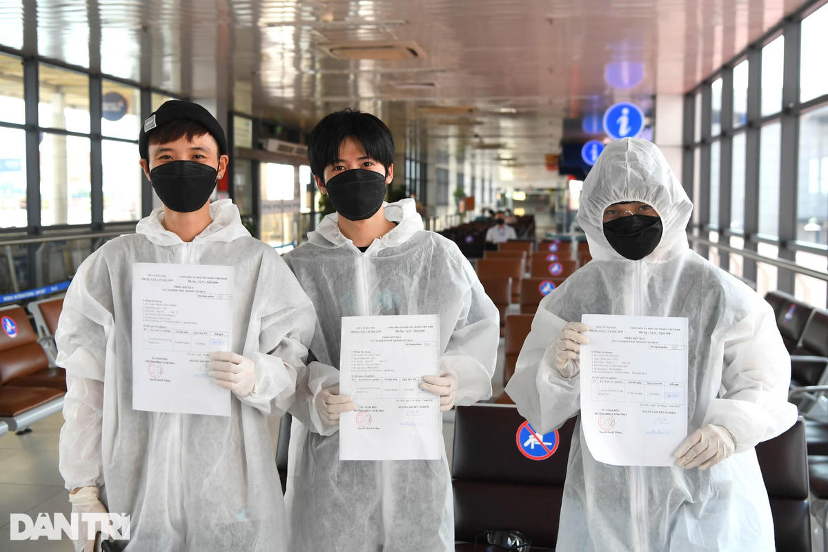 Cận cảnh test nhanh Covid-19 cho khách ra vào Thủ đô ở sân bay Nội Bài