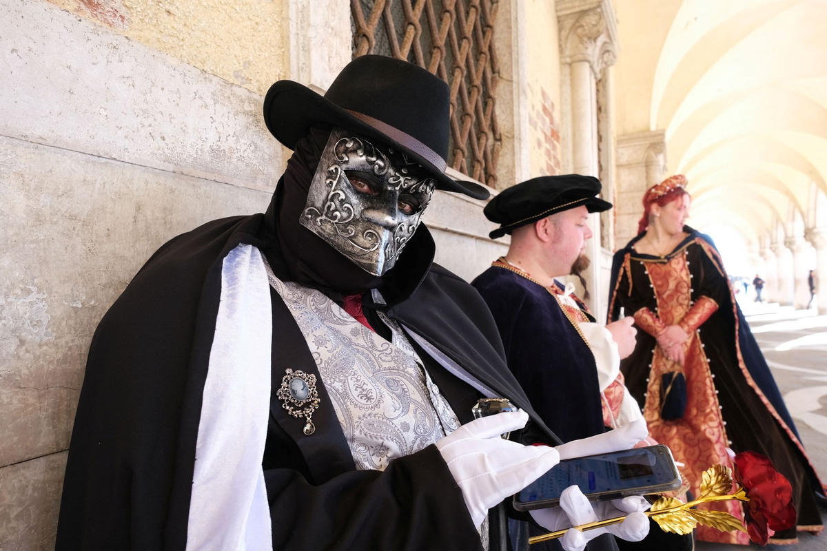 Người dân trong những bộ đồ hóa trang lộng lẫy tham gia Venice Carnival ở thành phố Venice, Italy. Ảnh: Reuters.