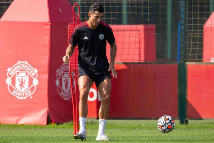 Ronaldo phô diễn kỹ thuật trong buổi tập, đủ thuyết phục HLV Solskjaer cho ra sân?