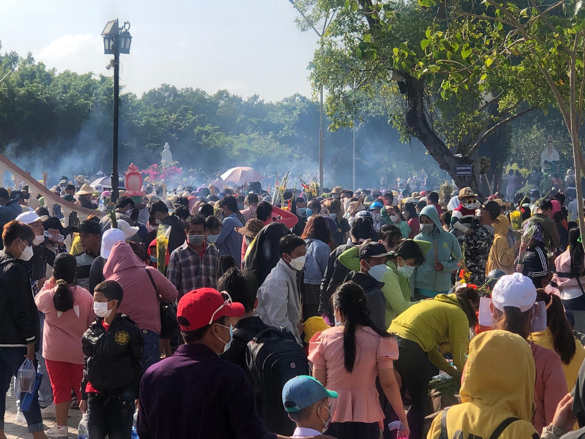 Biển người chen chân sát tượng Phật Bà nhất để bày đồ cúng, thắp nhang khấn vái.