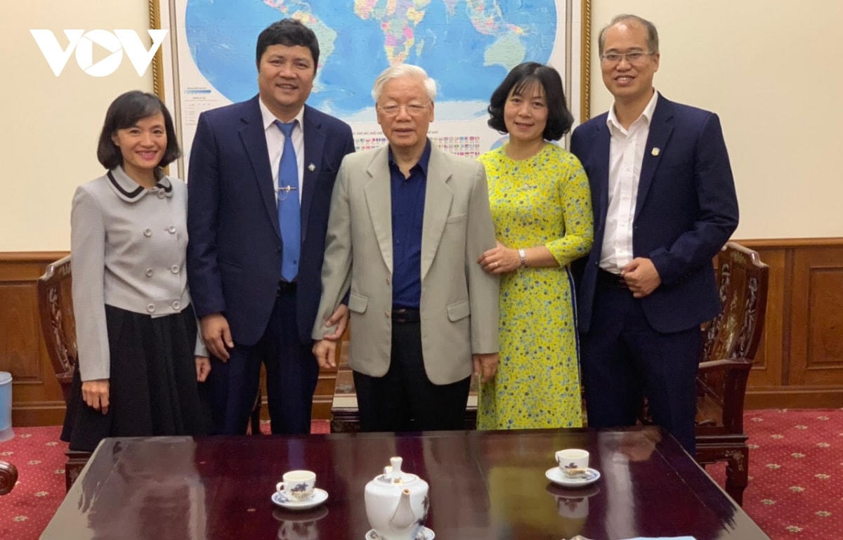 Tổng Bí thư, Chủ tịch nước Nguyễn Phú Trọng chụp ảnh lưu niệm cùng Ban Giám hiệu nhà trường và tác giả (bìa trái).