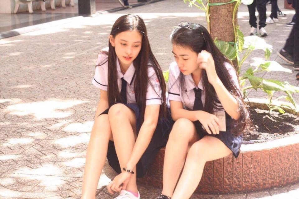 Còn đây là Hoa hậu Trần Tiểu Vy (bên trái) thời còn là học sinh. Bức ảnh chứng minh Tiểu Vy xinh đẹp từ bé.