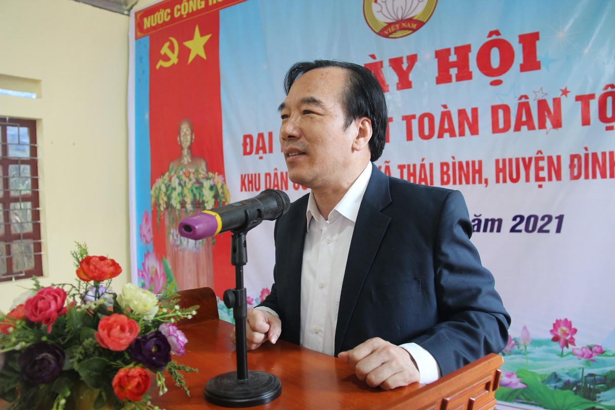 Phó Chủ tịch Ngô Sách Thực trò chuyện cùng bà con tại Ngày hội.