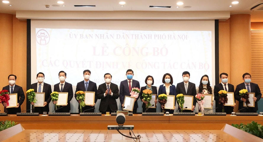 Chủ tịch UBND thành phố Hà Nội trao quyết định điều động, bổ nhiệm đối với 11 cán bộ.