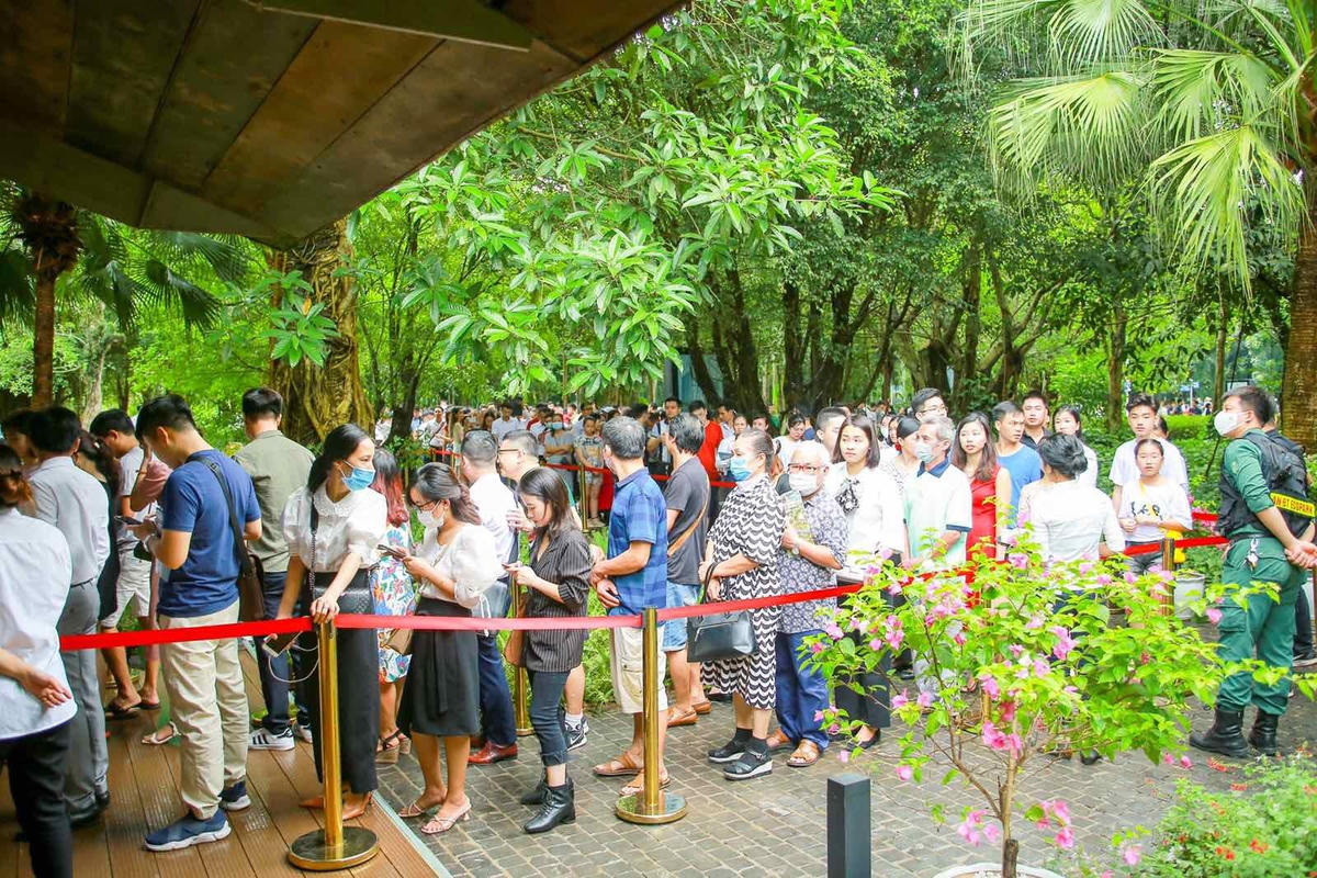 Sức nóng trong khu đô thị lên tới đỉnh điểm vào lúc 10h sáng, khi nhà mẫu Sky Oasis chính thức mở cửa. Tại thời điểm này, gần 2.000 khách xếp thành một hàng dài cả cây số trước sảnh bán hàng.