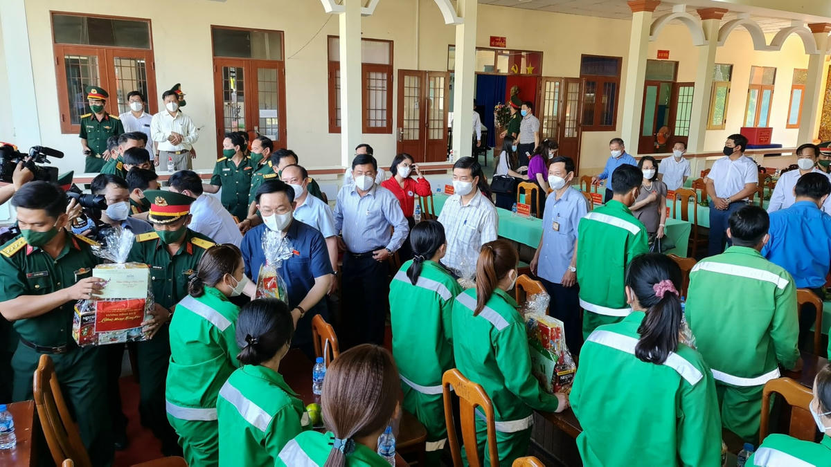 Chủ tịch Quốc hội Vương Đình Huệ tặng quà Tết công nhân, người lao động bị ảnh hưởng do dịch Covid-19 trên địa bàn tỉnh Cà Mau.