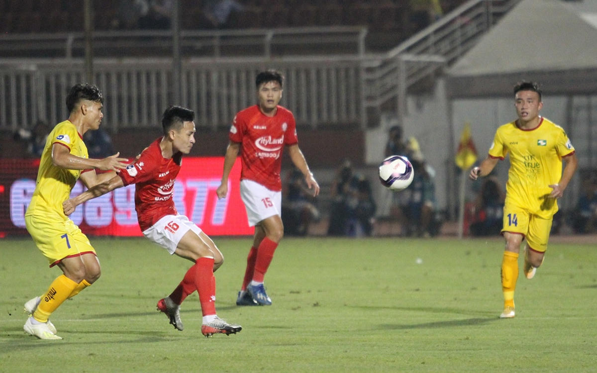 Ấy vậy mà đội hình không có ngoại binh của CLB TPHCM lại đá tốt hơn chính họ khi có cầu thủ ngoại.