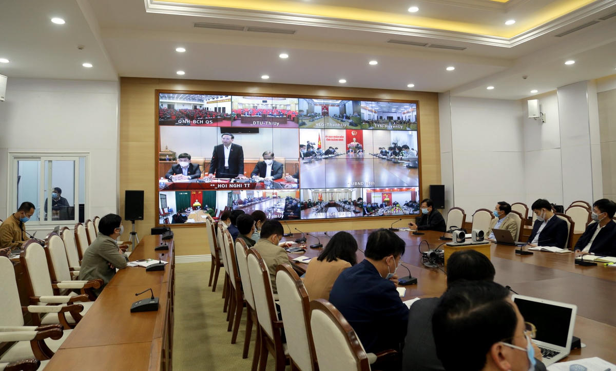 Ông Nguyễn Xuân Ký, chủ trì cuộc họp trực tuyến toàn tỉnh Quảng Ninh từ điểm cầu Hà Nội. Nguồn: Báo Quảng Ninh.