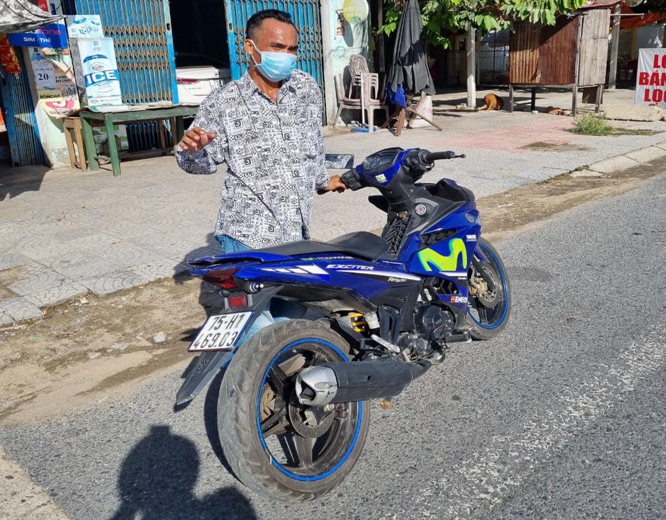 Thống bên chiếc xe mô tô vừa trộm cắp được.