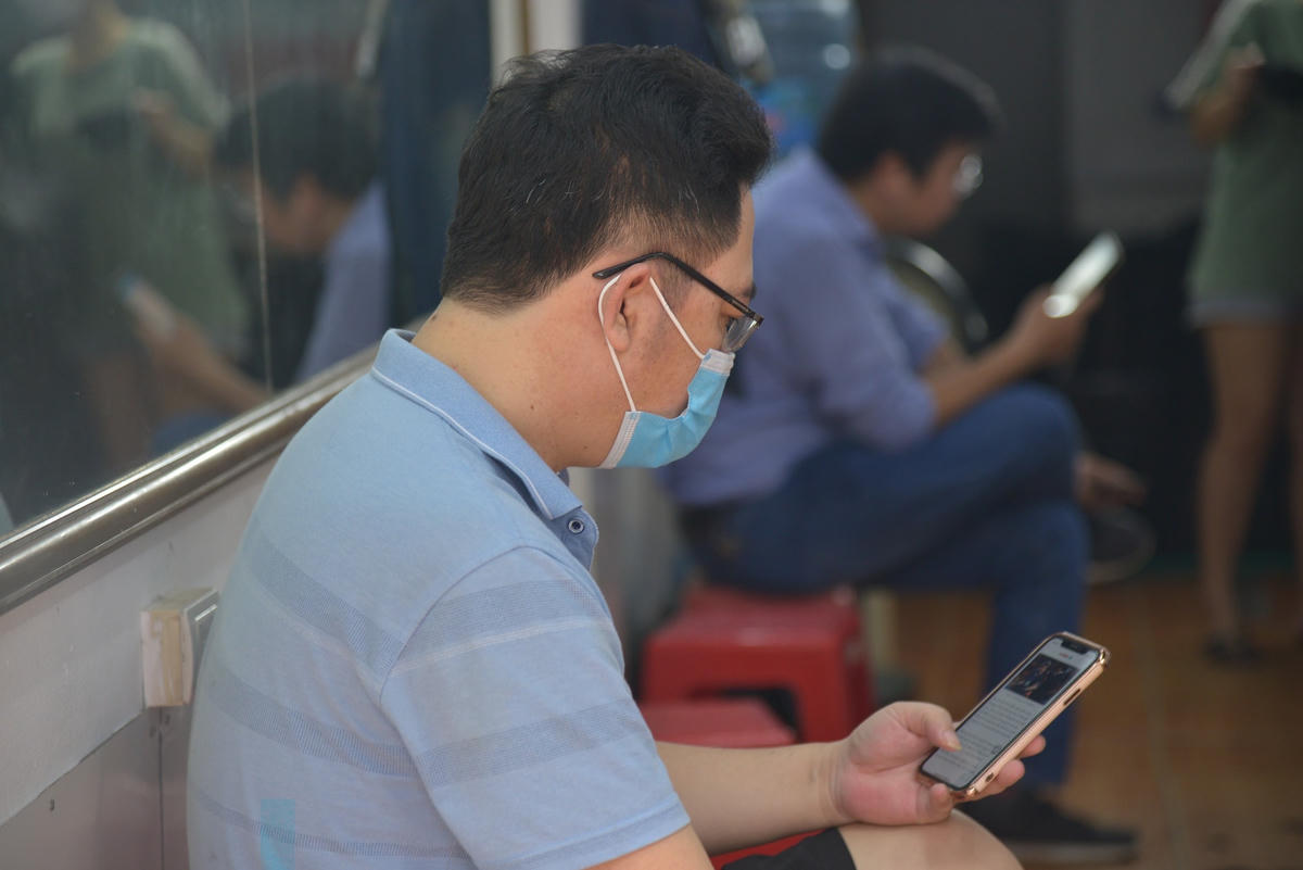 Nhiều cửa hàng khách phải ngồi chờ đến lượt. Mọi người cũng ý thức ngồi giãn cách, luôn đeo khẩu trang để đảm bảo công tác phòng, chống dịch Covid-19. 