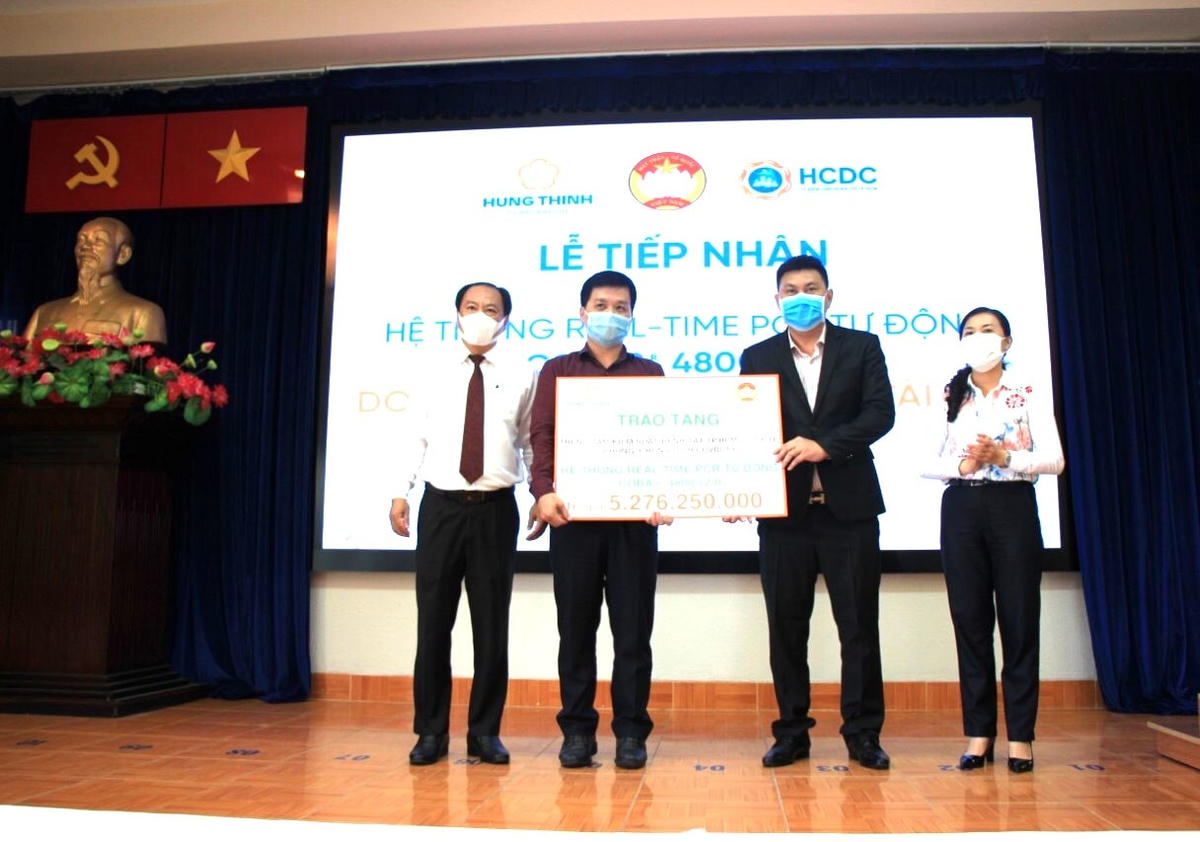 Đại diện Ban vận động, tiếp nhận và phân phối Quỹ Phòng, chống dịch Covid-19 TP HCM tiếp nhận hệ thống Real-time PCR từ Tập đoàn Hưng Thịnh.