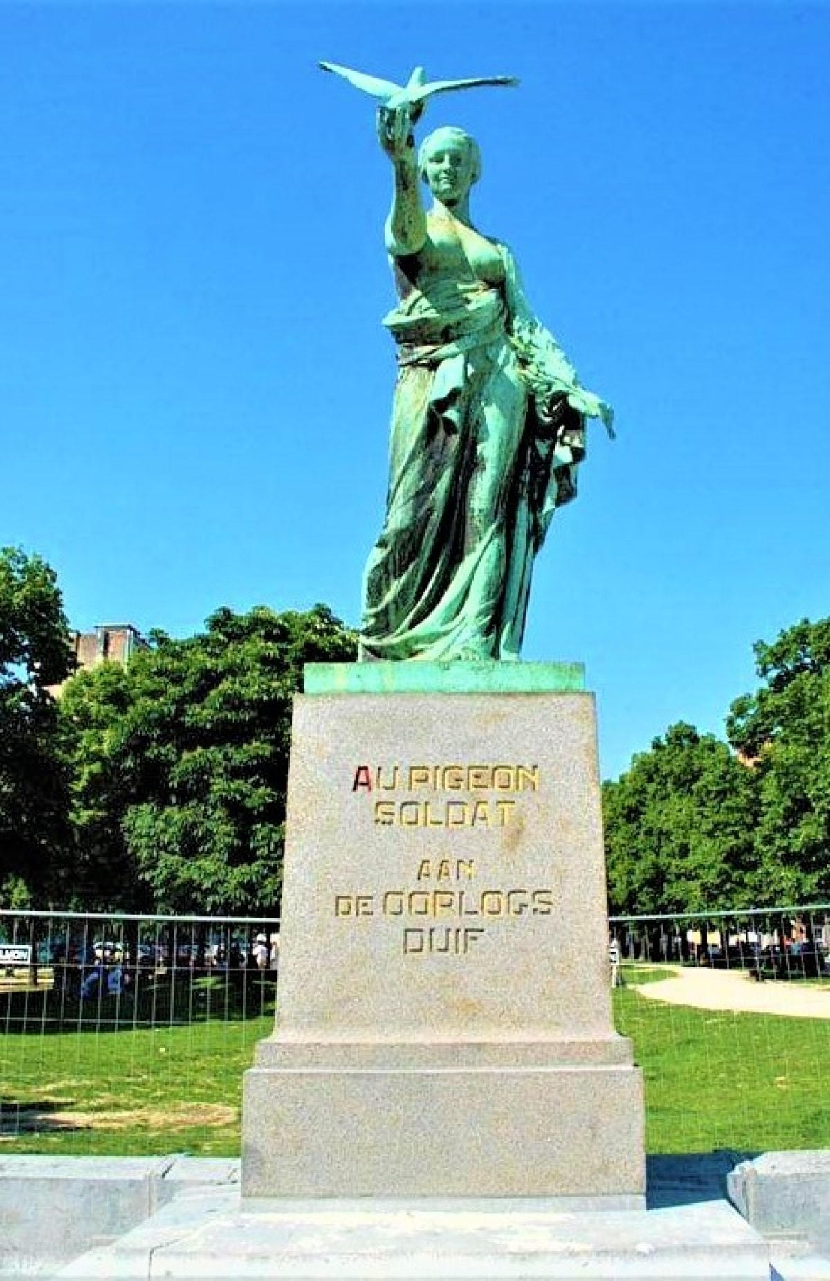 Tượng đài vinh danh những “chiến binh lông vũ” ở Brussels (Bỉ). Nguồn: topwar.ru.  