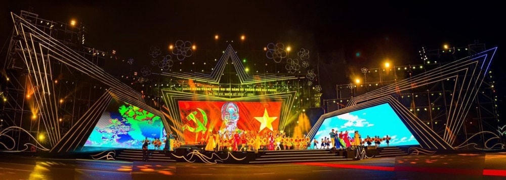 Chương trình văn nghệ chào mừng thành công Đại hội Đảng bộ thành phố lần thứ XVI, tối 16/10 tại quảng trường Nhà hát thành phố. Ảnh: Cổng TTĐT TP Hải Phòng.